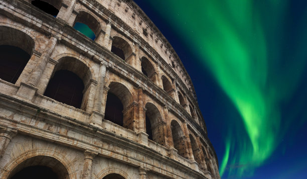 意大利，罗马竞技场和午夜天空中的北极光图片下载