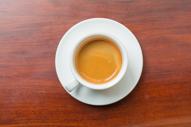 木背景上的热咖啡。图片下载