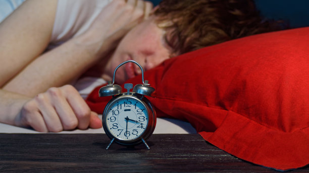 睡在床上的女人图片下载