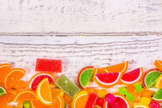 棒棒糖和柠檬片排成一排的饼干图片下载