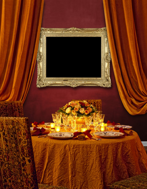 豪华的餐桌对着红色的纹理墙图片下载