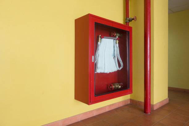 公寓里的灭火器和消防水龙带图片下载