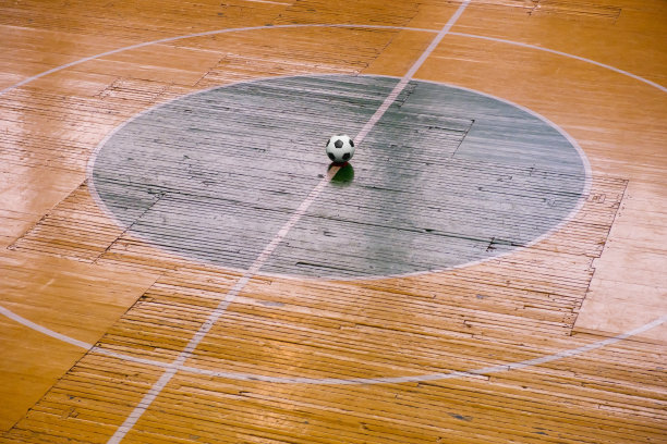 足球或五人制体育场，球场上有醒目的标记，球在中间。前视图。图片下载