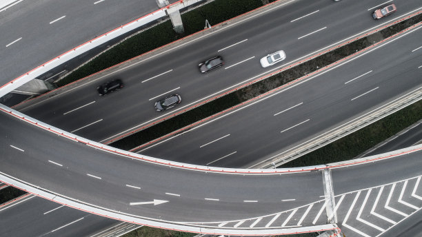 多云天气城市公路和立交桥鸟瞰图图片下载