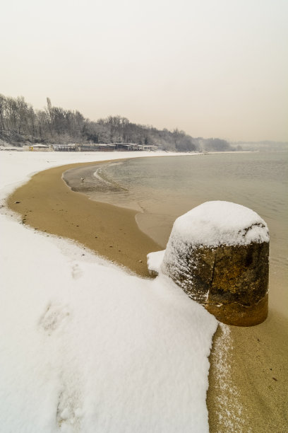 瓦尔纳海滩有雪图片下载