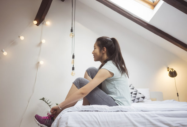 年轻的中国女子准备慢跑图片下载