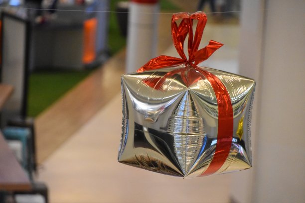 礼物挂在半空中图片下载