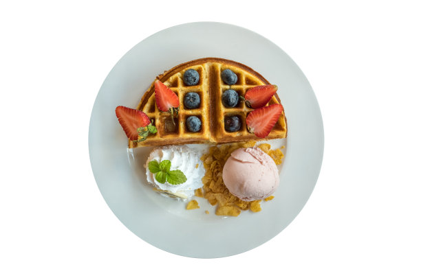 白色背景上的比利时华夫饼，草莓冰淇淋和新鲜浆果图片下载
