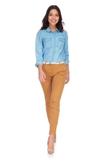 幸福年轻随意女人向前走着，微笑着图片下载