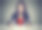 快乐的女人戴着眼镜拿着刀叉坐在空盘子的桌子旁图片下载