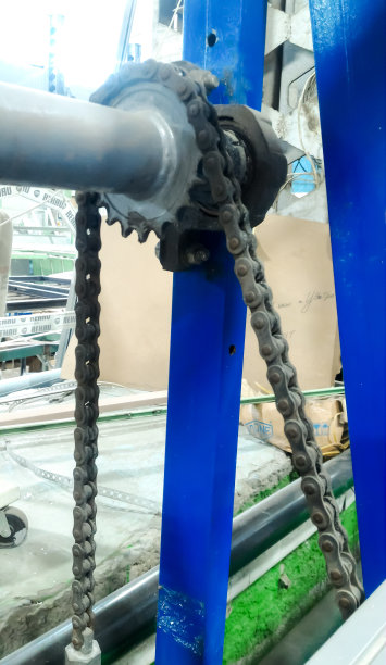 手机照片。玻璃升降装置和质量控制。PVC生产车间。图片下载