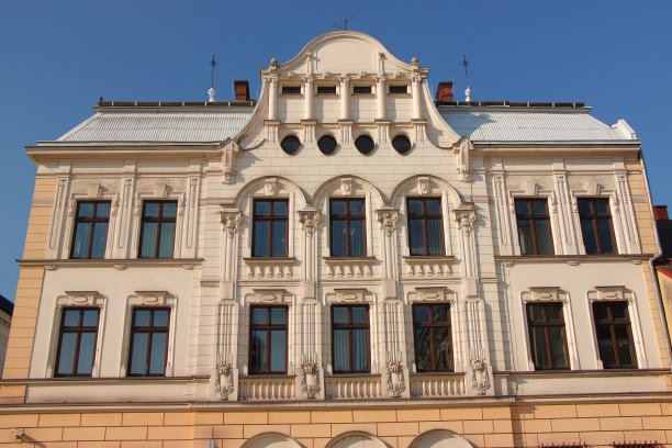 位于Cieszyn(波兰，西里西亚)的历史悠久的Poczta建筑建于1909年，具有新艺术风格。图片下载