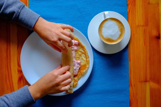 煎饼。草莓馅手卷煎饼。图片下载
