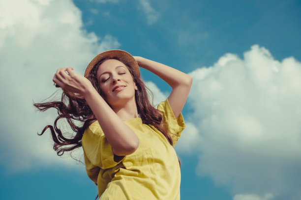 年轻的女子欢呼图片下载