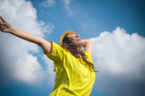 年轻的女子欢呼图片下载
