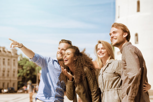 在立陶宛城市街道上为朋友指路的年轻人图片下载