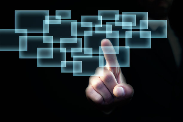 商人在触摸屏上触摸人物图片下载