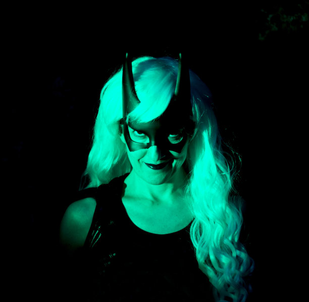 用黑色面具和长长的白色假发伪装的女人图片下载