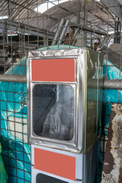 在储存区堆放有透明塑料窗的旧的方形罐头空容器来存放食物和零食。图片下载