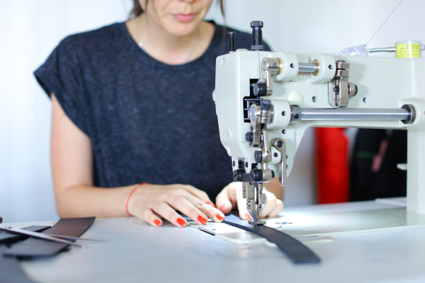 女裁缝用缝纫马赫缝制皮带图片下载