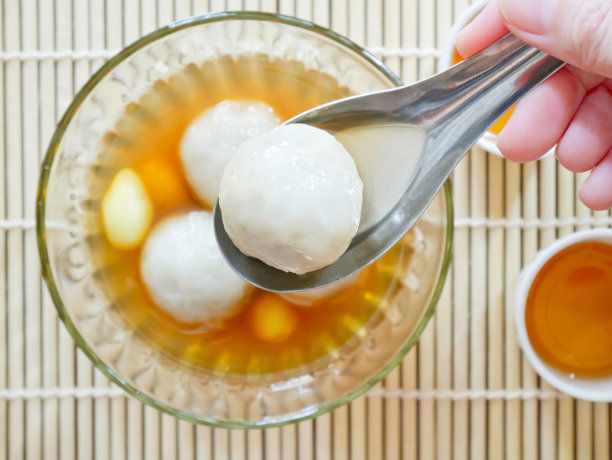 黑芝麻馅的汤圆素材图片