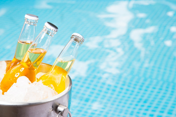 啤酒在冰上图片下载