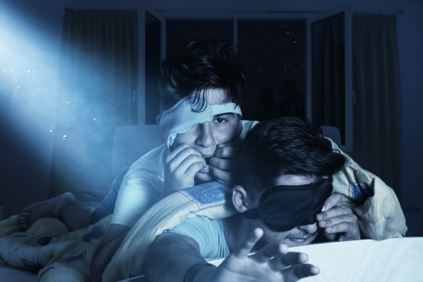 在明亮的月光下，惊恐而失眠的男孩们在卧室里啃指甲图片下载