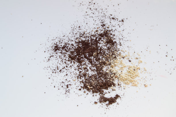 棕色和米色眼影分散在白色背景上，为化妆纹理图片下载