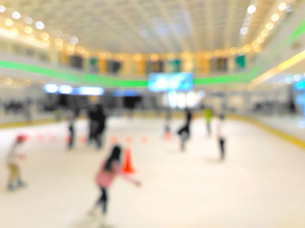 迷糊的人们喜欢在溜冰场滑冰图片下载