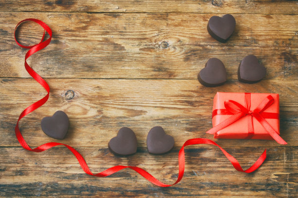 情人节贺卡，牛奶巧克力心形，包装礼盒图片下载