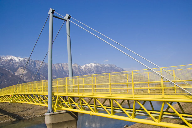 黄色色彩斑斓的桥图片下载