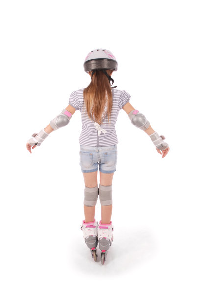 穿着旱冰鞋的漂亮小姑娘图片下载