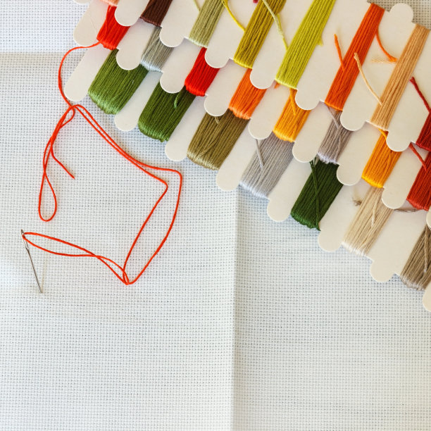 一套用于在木制背景上缝纫和刺绣的彩色线。爱好，衣服修理，工作室。图片下载