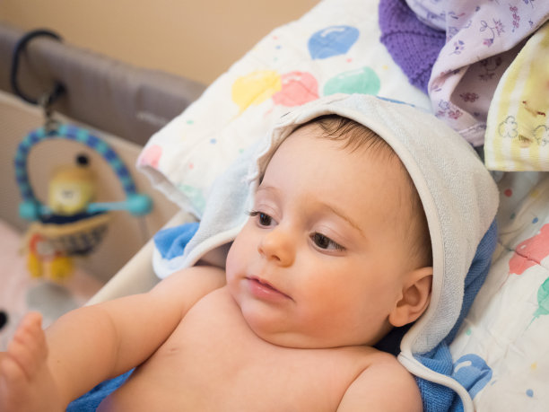 小女孩洗澡后图片下载