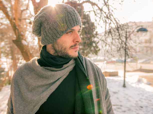 肖像的时尚可爱的男人，一个时尚模特在室外冬天图片下载