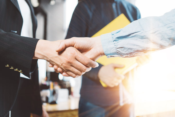 商务人士握手素材图片