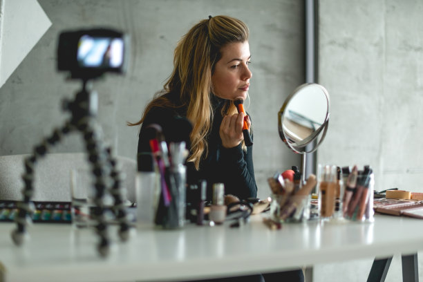 年轻女子在视频中谈论化妆图片下载