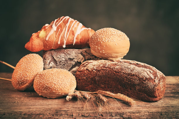 在木制的表面上用钉子收集面包图片下载