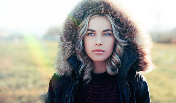 戴兜帽的年轻女子图片下载