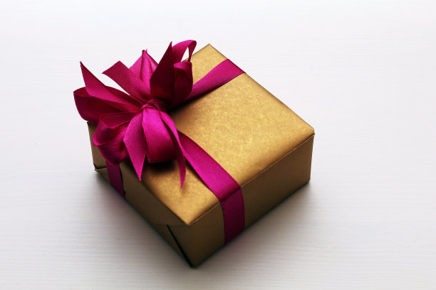 美丽的礼盒与蝴蝶结在白色的背景。图片下载