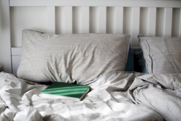 早上在床上看书图片下载