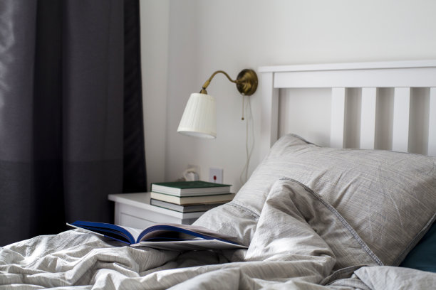 早上在床上看书图片下载