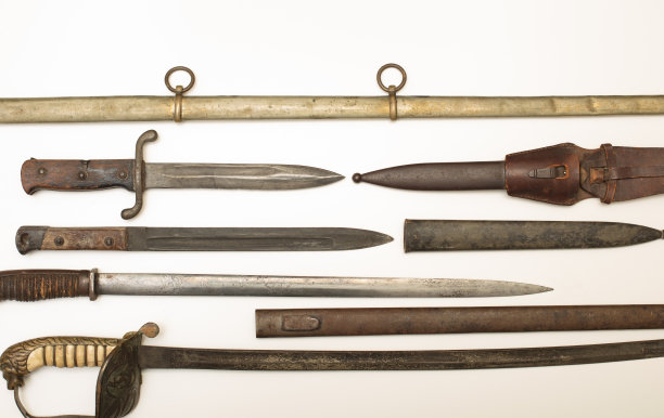 军械库展示历史悠久的剑和匕首图片下载