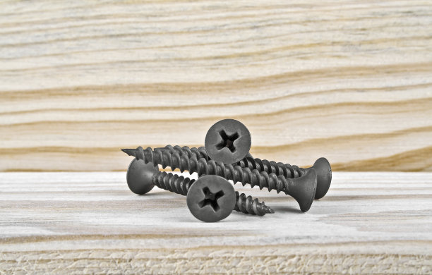 木板上的黑色螺丝图片下载