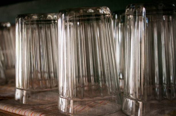 倒玻璃杯子图片下载