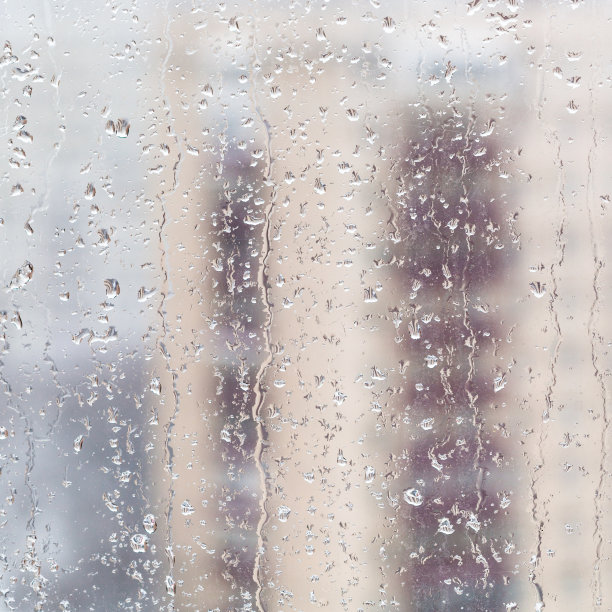 冬天，融化的雪滴落在家里的窗户上图片下载