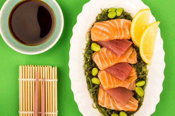 日式三文鱼片和金枪鱼生鱼片配上腌海带沙拉图片下载