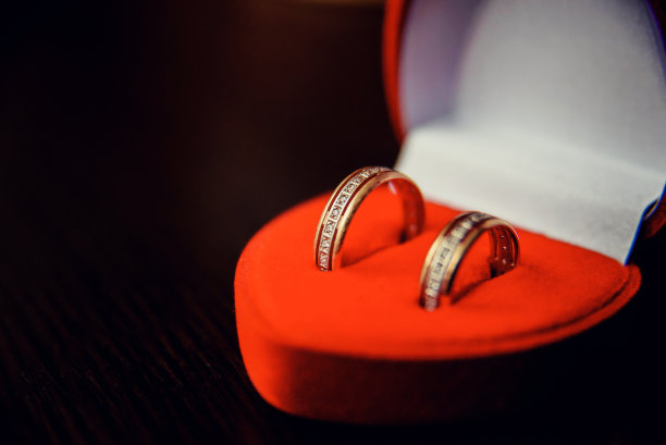 金戒指在心形盒子孤立在白色背景图片下载