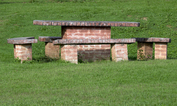 砖砌的花园桌椅图片下载