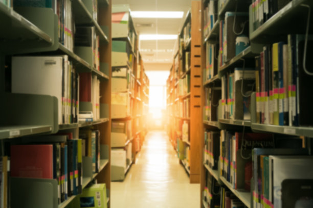 图书馆的公共书架模糊不清。图片下载